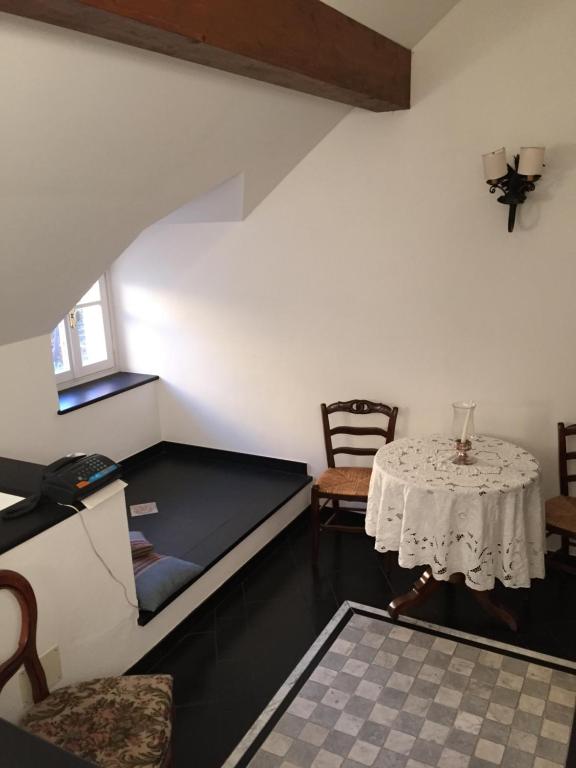 una stanza con tavolo e tavolo e sedie di Affittacamere San Giorgio a Cervo