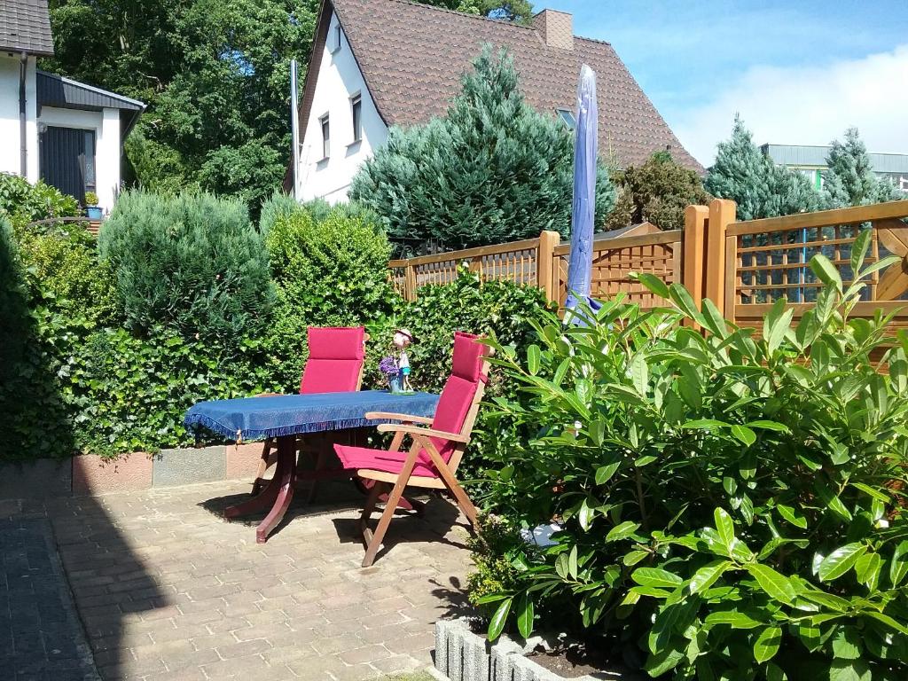 オストゼーバート・ゼリンにあるHaus Granitzの庭園内の椅子2脚とピクニックテーブル