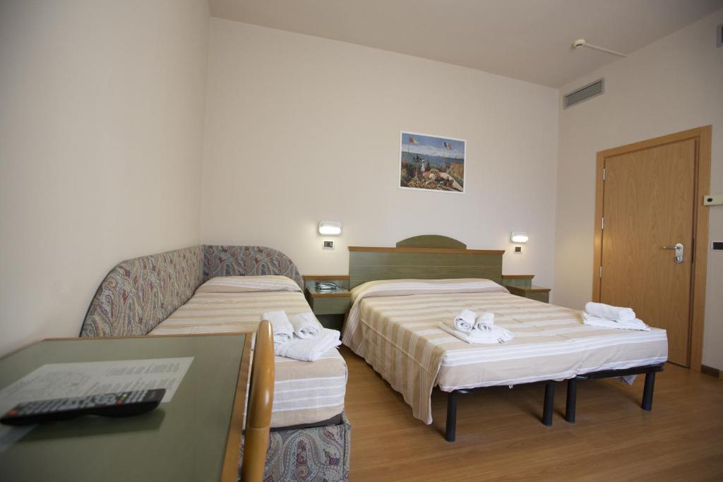 Postel nebo postele na pokoji v ubytování Hotel Impero