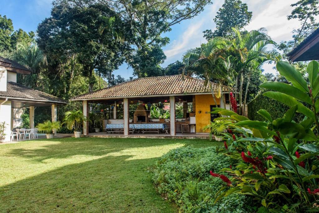 a house with a pavilion in a yard at Casa Riviera in Riviera de São Lourenço