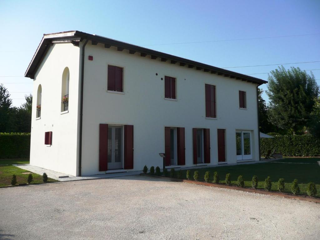 a large white house with a driveway at Agriturismo Campoverde in Camponogara