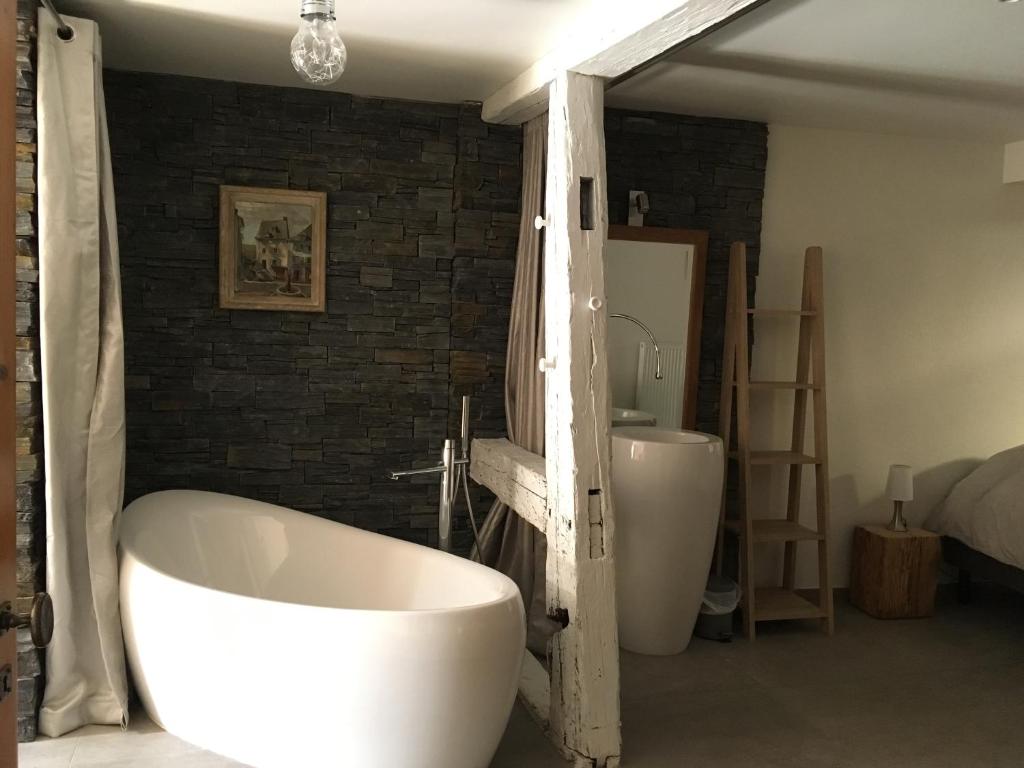 baño con bañera, lavabo y escalera en Le P'retzel & Le Sticksy, en Riquewihr