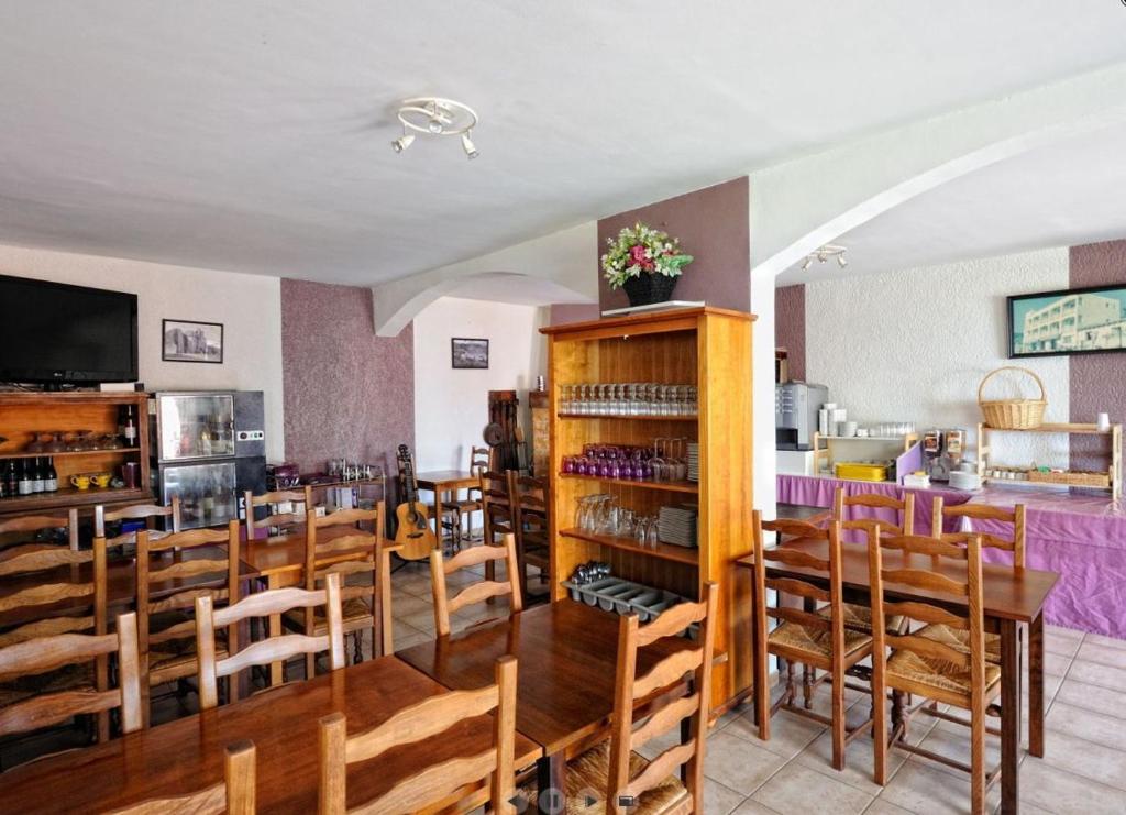 TV a/nebo společenská místnost v ubytování Hotel Alata