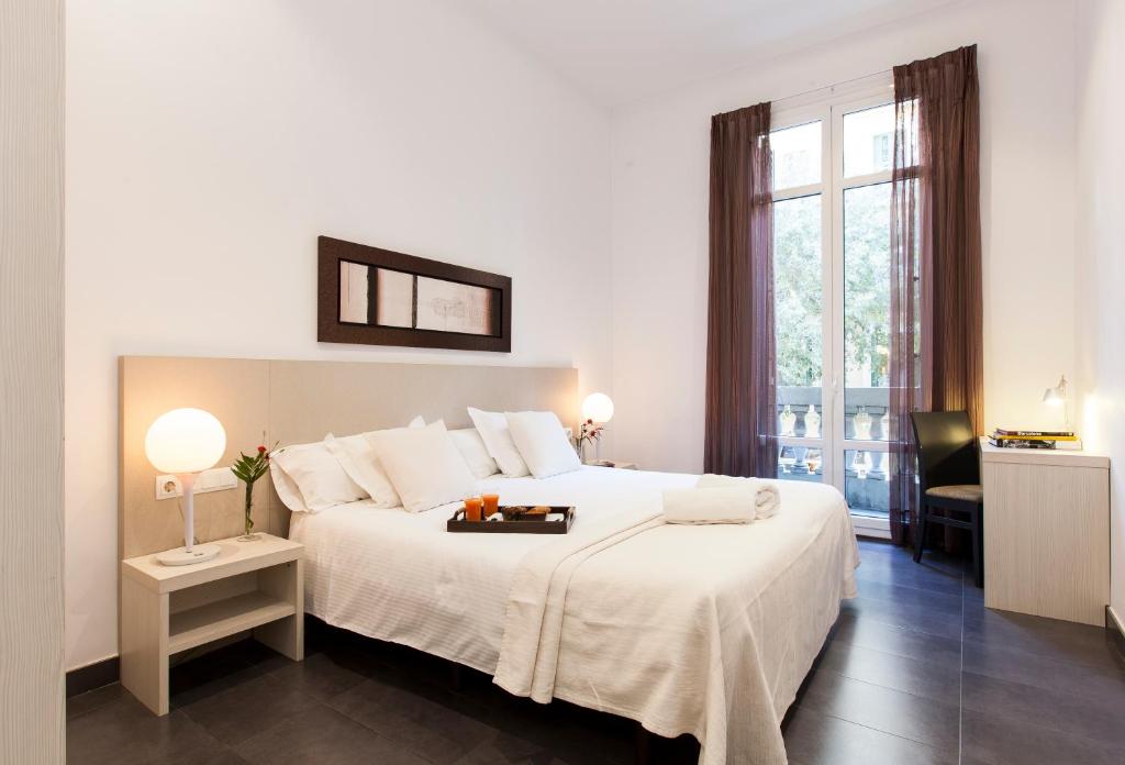Posteľ alebo postele v izbe v ubytovaní Aspasios Rambla Catalunya Apartments