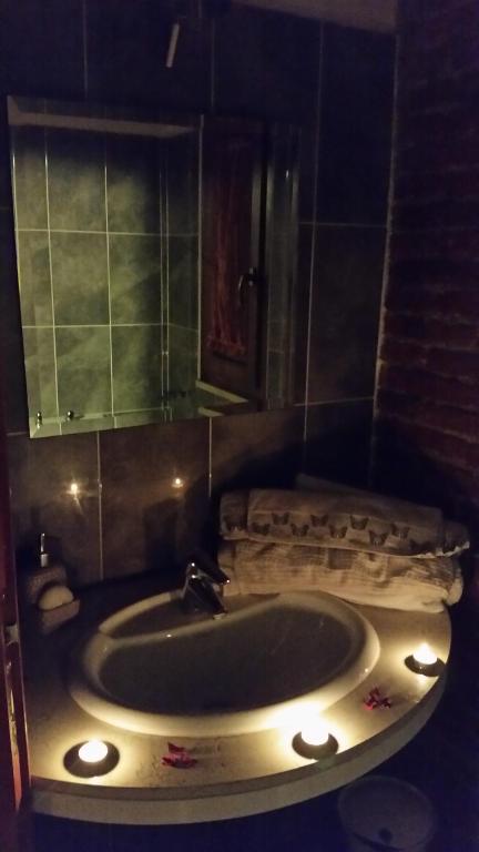 ein Bad mit einem Waschbecken und einem Spiegel in der Unterkunft La cascina di Alice in Castiglione delle Stiviere