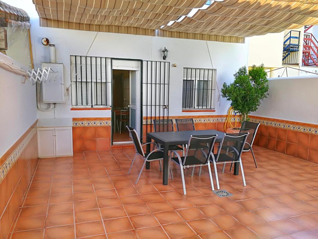 een eetkamer met een tafel en stoelen bij La Casa del Camaleon in Chipiona
