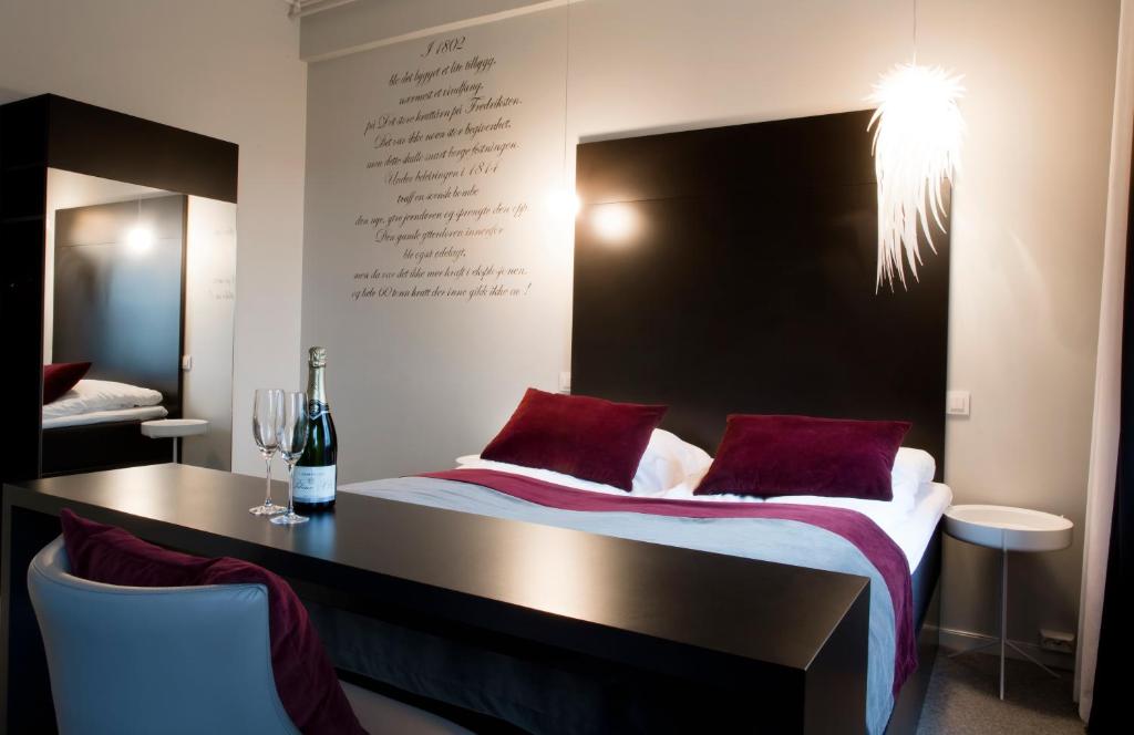 Postel nebo postele na pokoji v ubytování Fredriksten Hotell