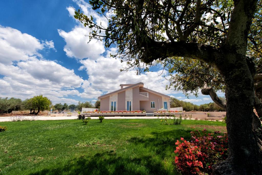 a house in a field with a tree at Barokhouse in Scicli