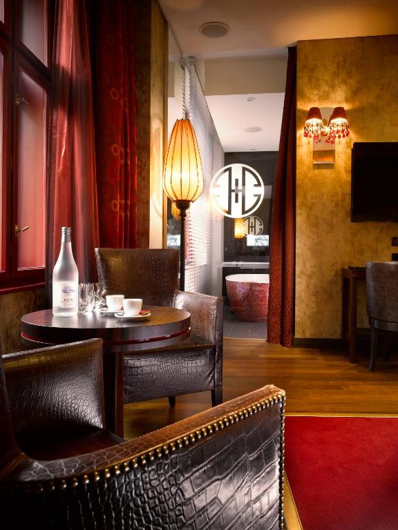 TV a/nebo společenská místnost v ubytování Buddha-Bar Hotel Prague