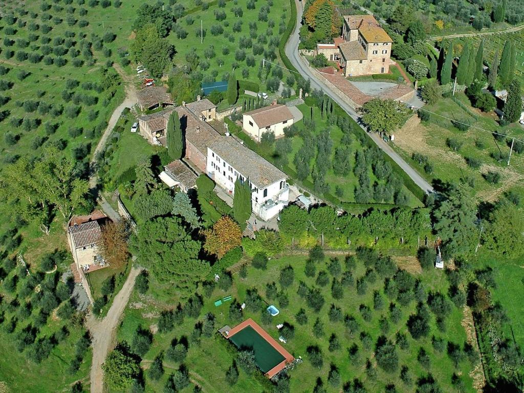 シエナにあるCozy Farmhouse in Le Tolfe with Swimming Pool near Florenceの大地の空見