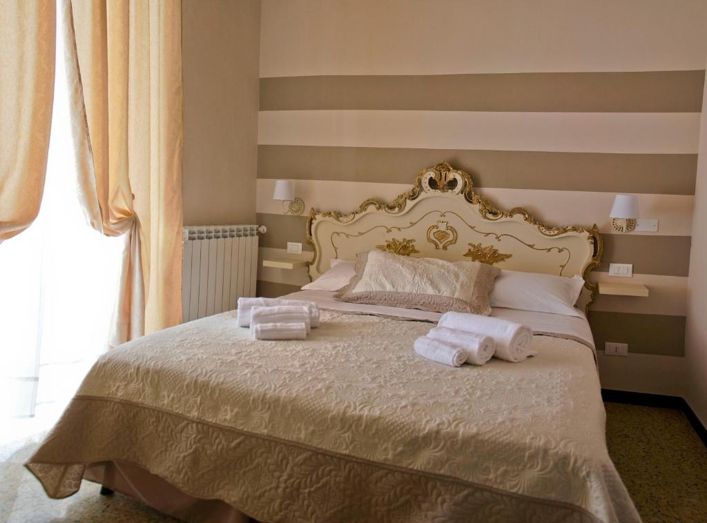 um quarto com uma cama com toalhas em Affittacamere "Angel 2" em La Spezia