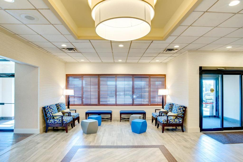 Posezení v ubytování Days Hotel by Wyndham Toms River Jersey Shore