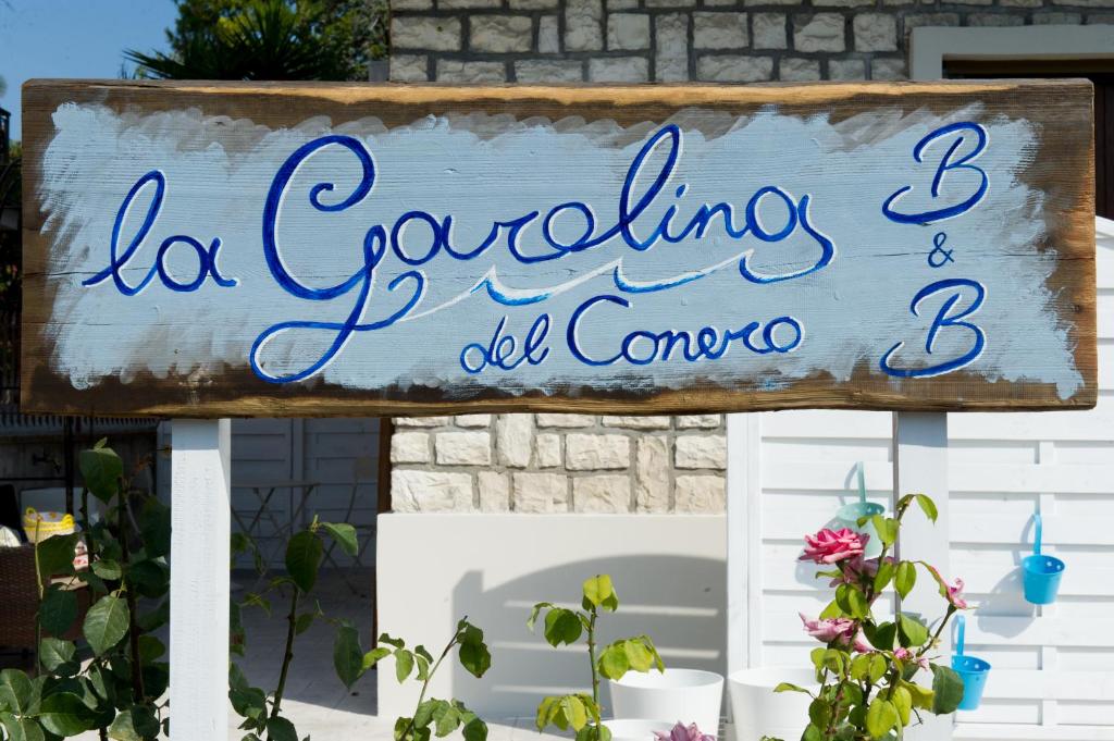 シローロにあるLaGarolina Del Conero B&Bの古コロナを読む看板