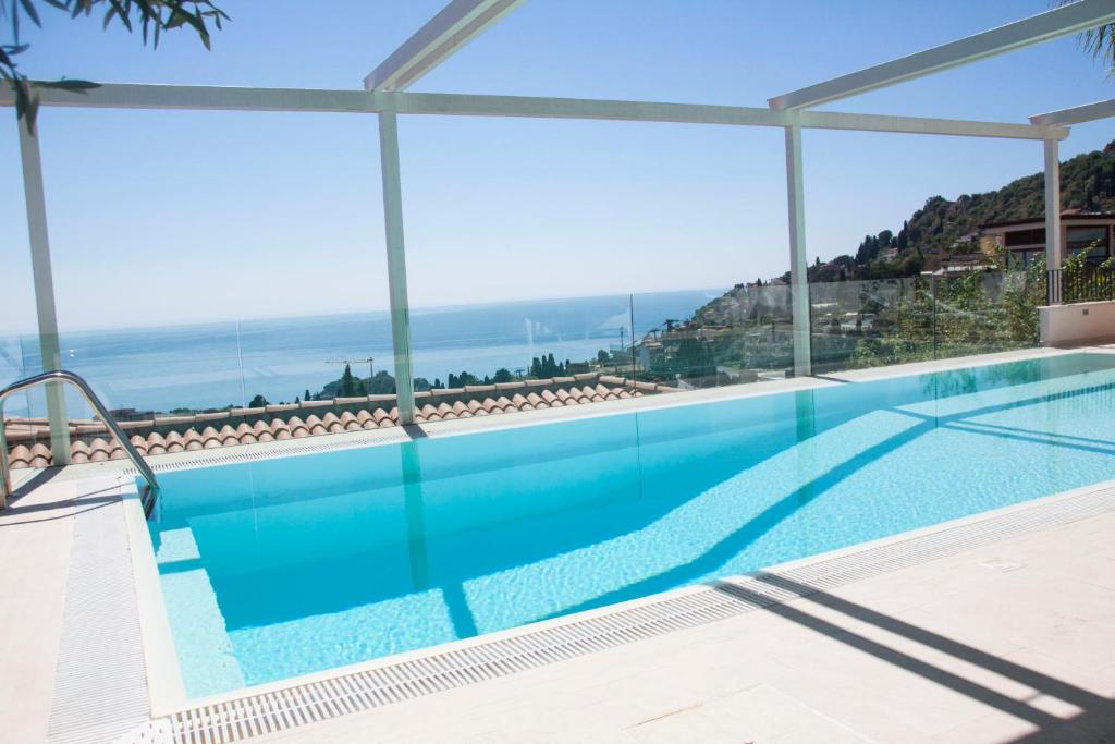 Bazén v ubytování Villa Mediterranea nebo v jeho okolí