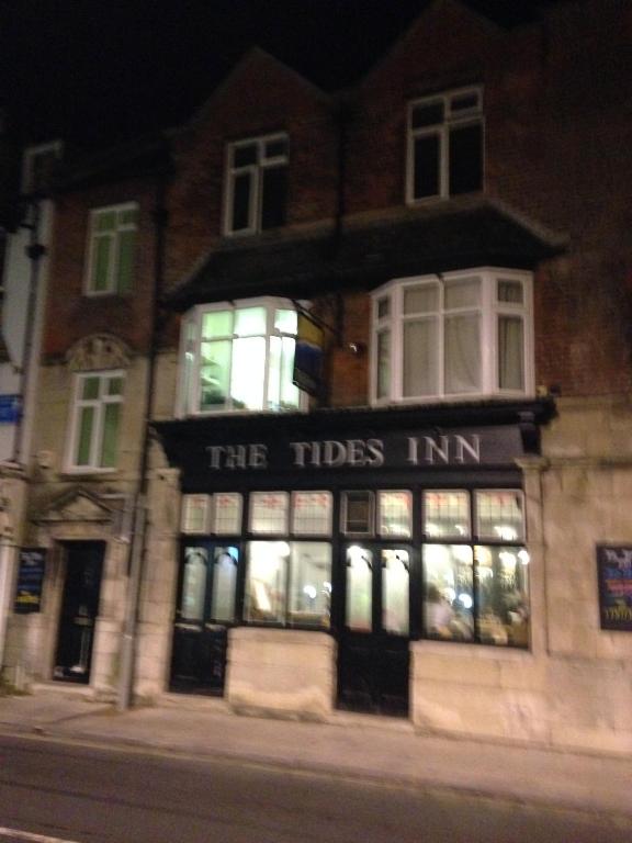 - un bâtiment avec l'auberge la nuit dans l'établissement The Tides Inn, à Weymouth