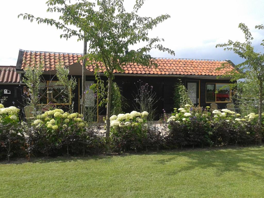 a house with a garden in front of it at Bed And Breakfast Rodenberg in Driebergen