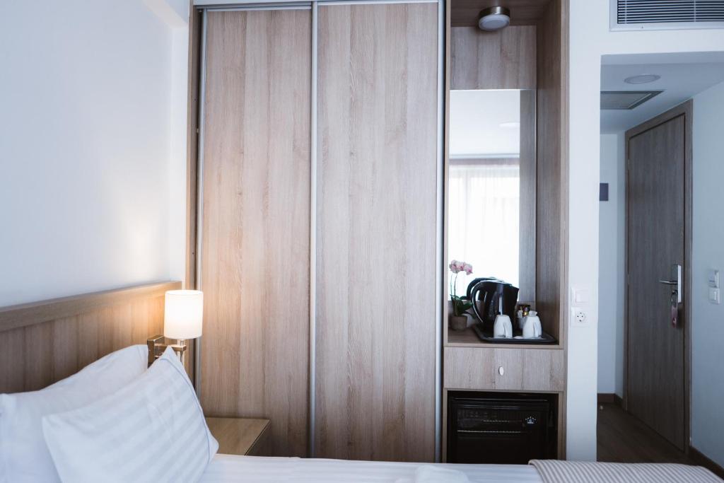 Postel nebo postele na pokoji v ubytování Piraeus Port Hotel