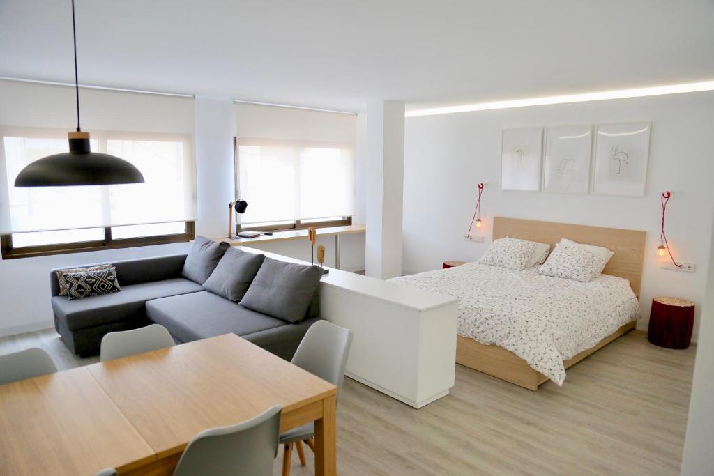 Sala de estar con cama y mesa en Austria 4, en Valencia