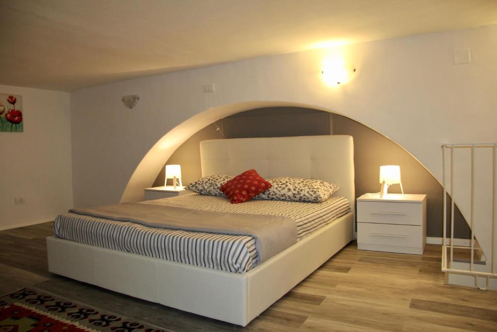 カターニアにあるVittoria apartmentのベッドルーム1室(アーチ型ベッド1台付)