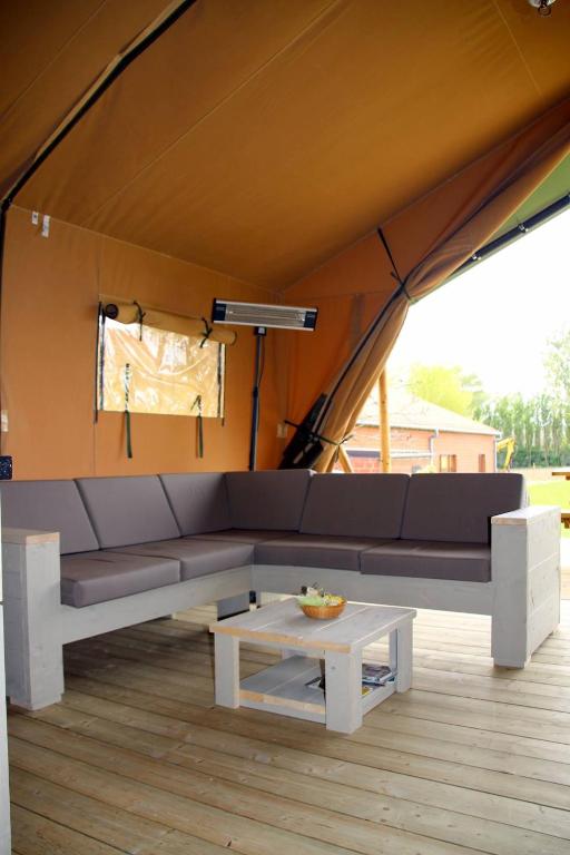 Area soggiorno di Glamping op het Zeugekot