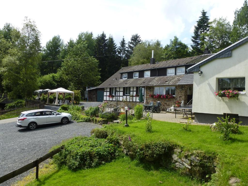 un coche aparcado delante de una casa en Haus Sonnentau, en Monschau