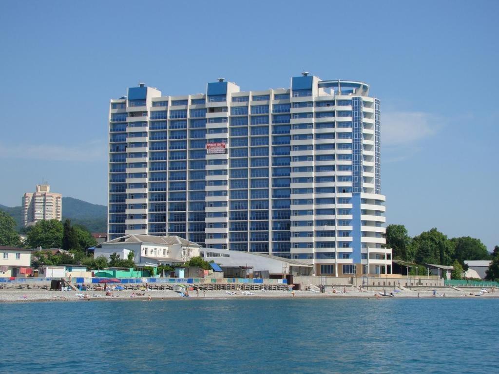 - un grand bâtiment sur la plage avec un puits d'acétan dans l'établissement Apartment in San-Marina, à Lazarevskoïe