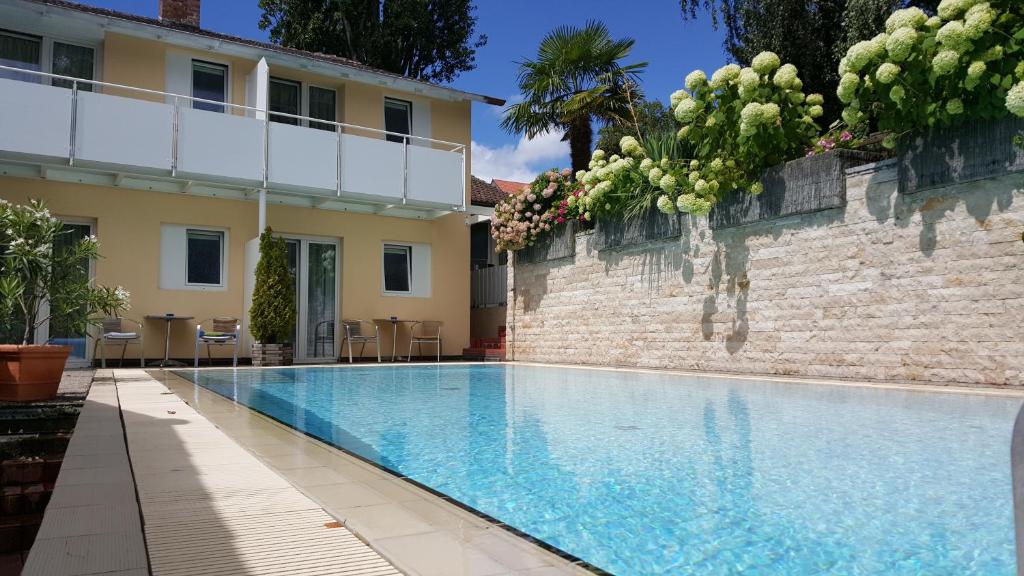 Bazén v ubytování Hotel Alpenblick Garni nebo v jeho okolí