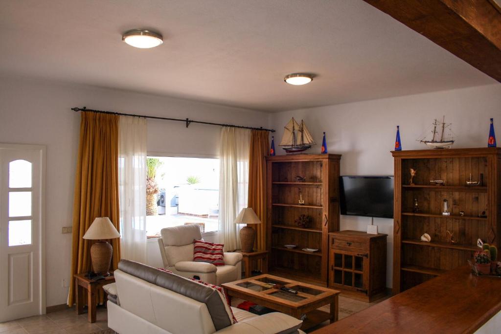 TV a/nebo společenská místnost v ubytování VILLA MANUELA by Buenavilla