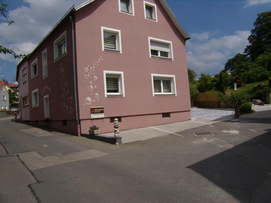 un edificio rosa al lado de una calle en Wellnesshaus Waldmünchen en Waldmünchen