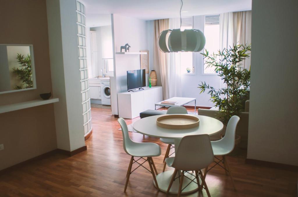 サンタクルス・デ・テネリフェにあるCharming Apartment - Free Parkingのリビングルーム(テーブル、椅子付)、キッチン