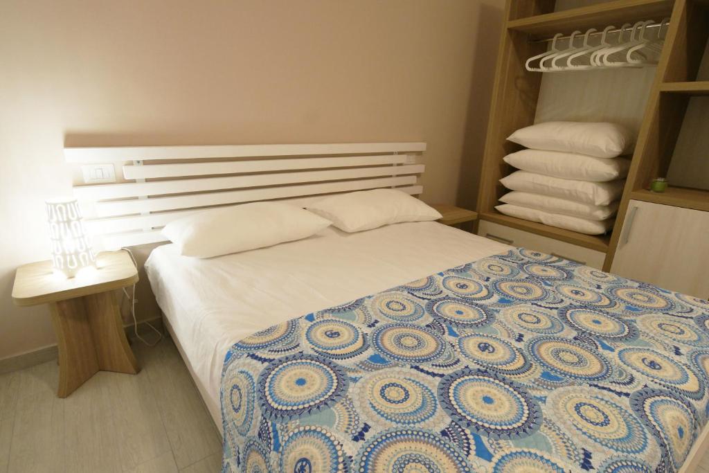 Łóżko lub łóżka w pokoju w obiekcie Casa Dante Bed&Breakfast