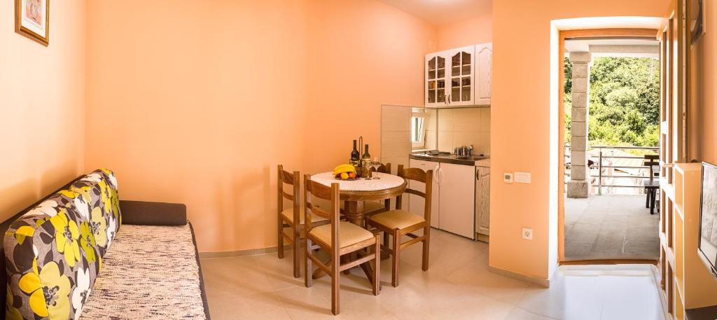 Kuhinja ili čajna kuhinja u objektu Apartments Kula