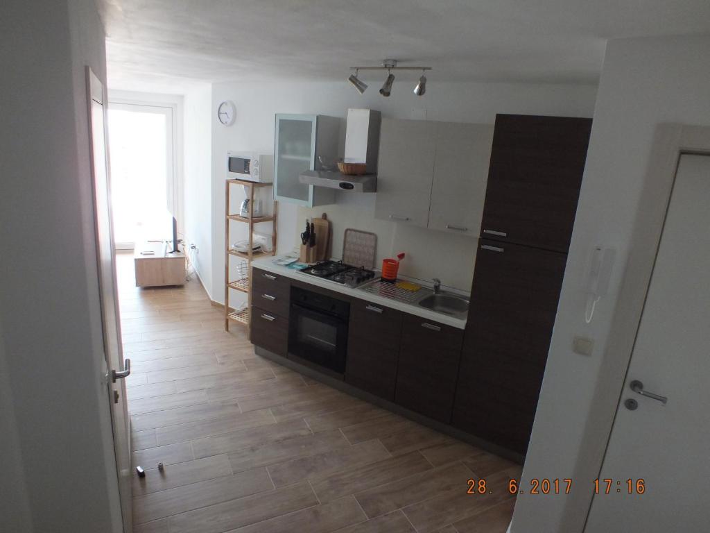 Kuchyň nebo kuchyňský kout v ubytování Apartments More