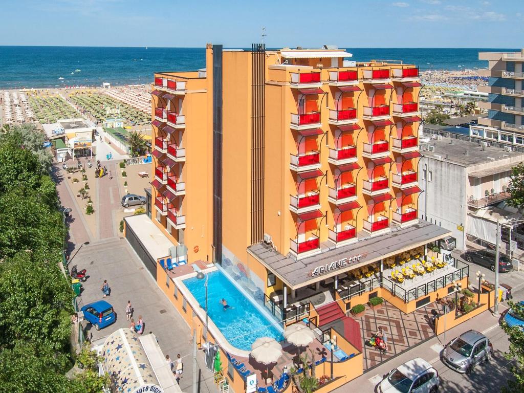 リミニにあるHotel Ariane - BEACHFRONT, Breakfast XXL & Brunchのプールと海を望むホテルのオーバーヘッドビュー