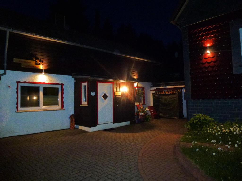 una casa por la noche con una ventana y luces en Harzhaus Willkommen, en Braunlage