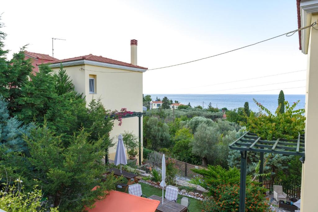 widok na ocean z balkonu domu w obiekcie Argo Studios w mieście Giosonas