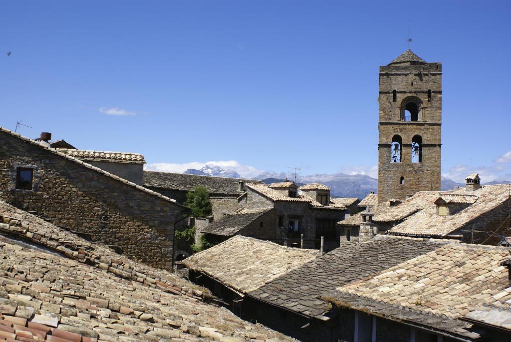 アインサにあるCasa Bernad Ainsaの塔と屋根のある町の景色