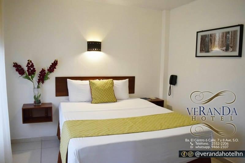 Postel nebo postele na pokoji v ubytování Veranda Hotel