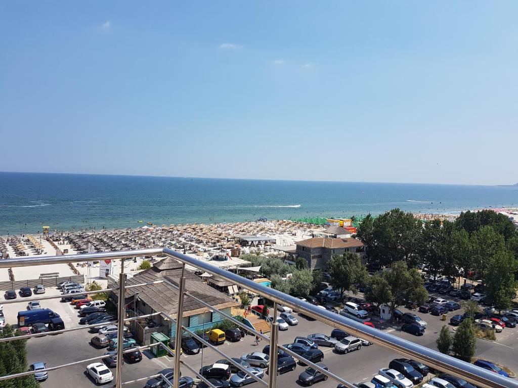 an aerial view of a parking lot with cars at Apartment Panorama Summerland in Mamaia