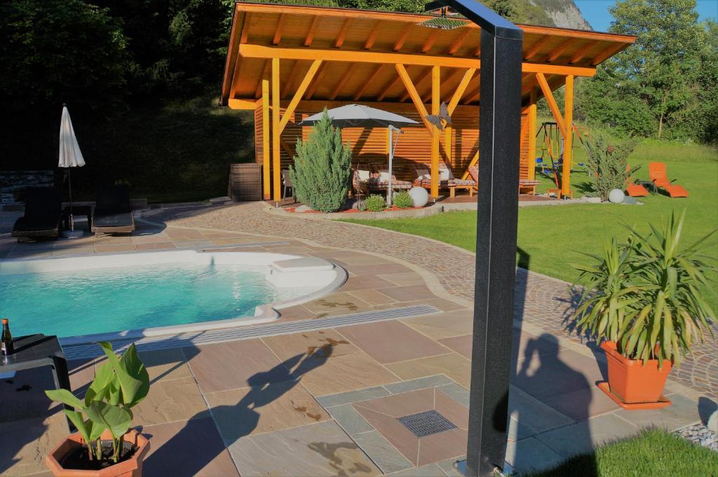 Bazén v ubytování Gästehaus Almrausch, Ferienanlage mit Pool nebo v jeho okolí