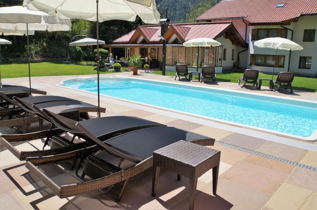 Bazén v ubytování Gästehaus Almrausch, Ferienanlage mit Pool nebo v jeho okolí