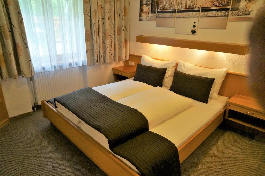 Postel nebo postele na pokoji v ubytování Gästehaus Almrausch, Ferienanlage mit Pool
