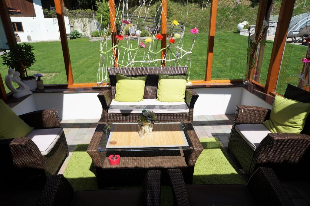 Posezení v ubytování Gästehaus Almrausch, Ferienanlage mit Pool