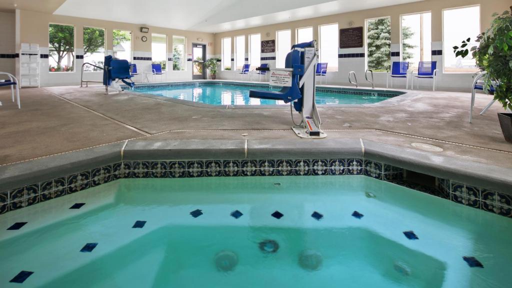 Bazén v ubytování Best Western Bronco Inn nebo v jeho okolí