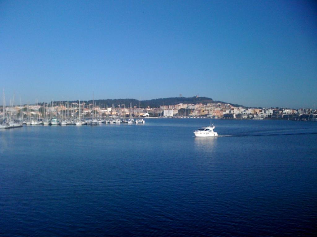 un bateau au milieu d'une grande étendue d'eau dans l'établissement La Brigantine - Superbe vue mer - Appartement agréable en toutes saisons, au Cap d'Agde