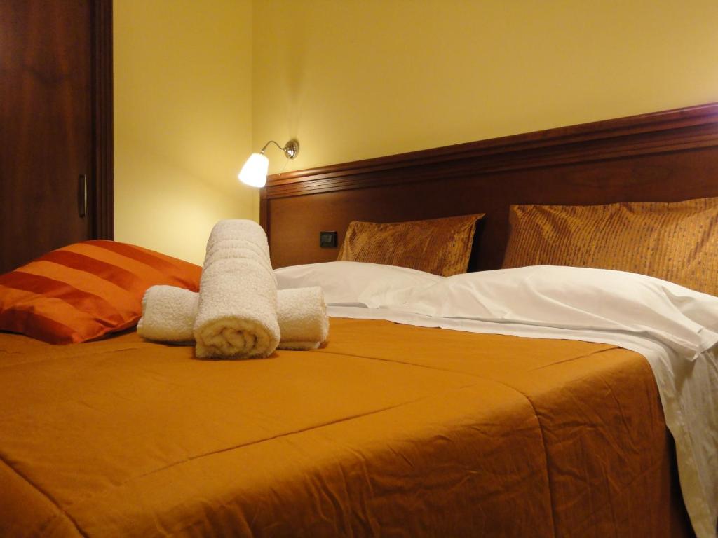 Łóżko lub łóżka w pokoju w obiekcie Hotel Arimannia