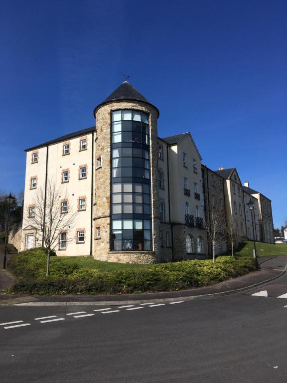 ein Bürogebäude mit einem runden Fenster in der Unterkunft Silverhill House Apartment in Enniskillen