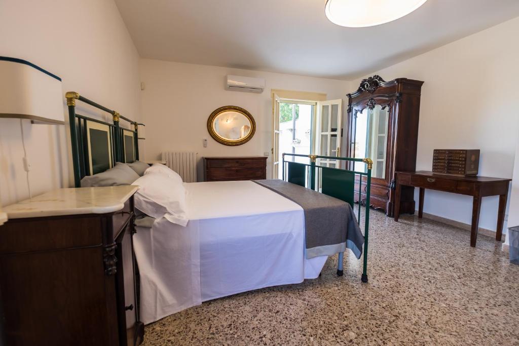 Schlafzimmer mit einem Bett, einer Kommode und einem Spiegel in der Unterkunft B&B Sestochilometro in San Cataldo