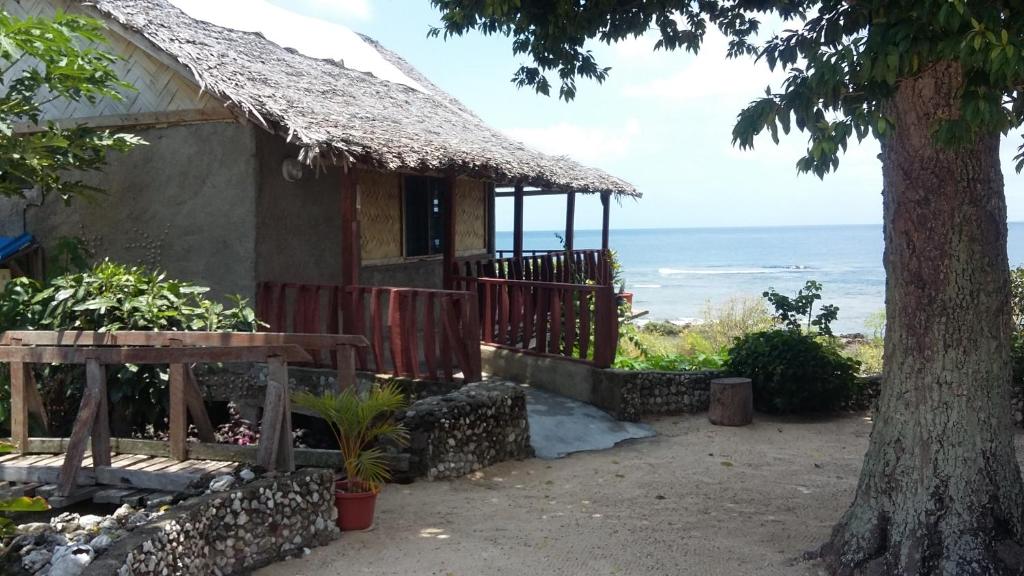 une maison avec vue sur l'océan dans l'établissement Rocky Ridge Bungalows, à Tanna