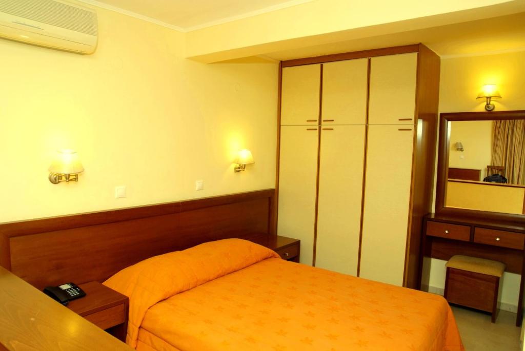 Postel nebo postele na pokoji v ubytování Elysee Hotel